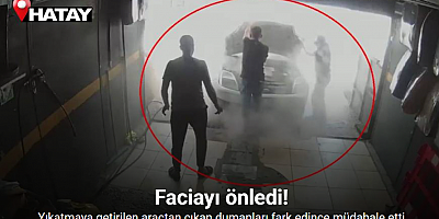 Yıkatmaya getirilen araçtan çıkan dumanları fark eden çalışanın hızlı müdahalesi aracı yanmaktan kurtardı