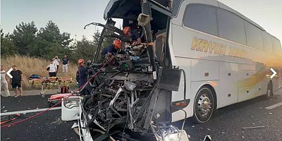 Yolcu otobüsü kamyona çarptı: 1 ölü, 10 yaralı