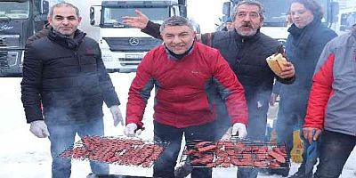 Yolda mahsur kalan tır sürücüleri için mangal kurdular