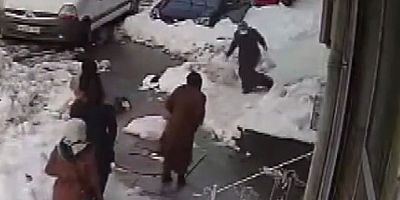 Yolda yürüyen kadının kafasına kar kütlesi düştü