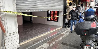 Zeytinburnu'nda döviz bürosuna silahlı soygun girişimi kamerada