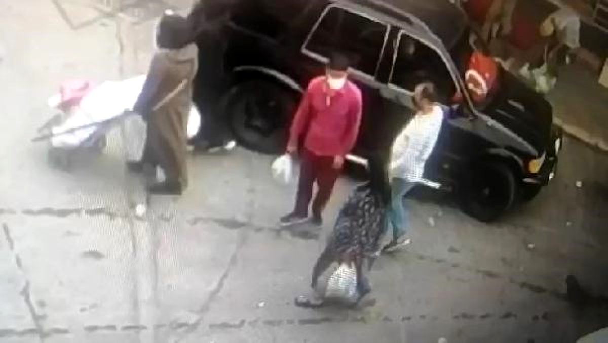 Takip ettikleri yaşlı adamın 25 bin TL'sini kapkaç yaptıkları anlar kamerada