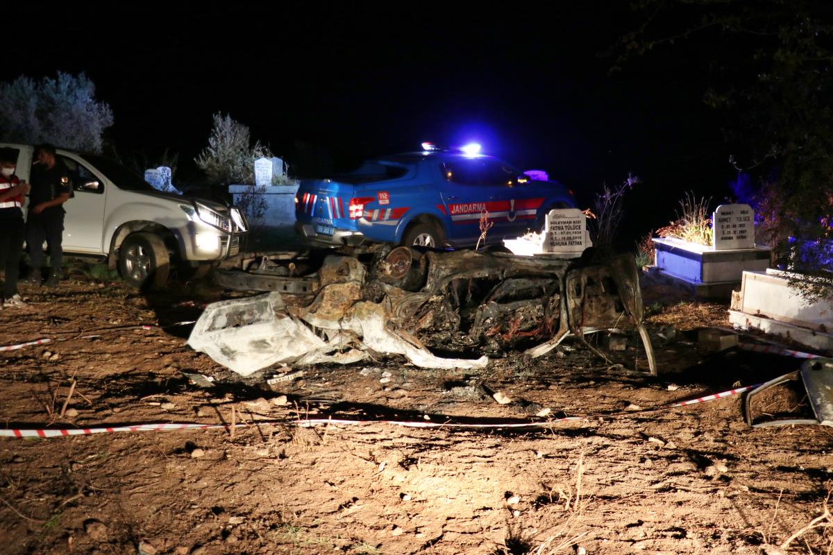 Takla atarak yol kenarına savrulan otomobilin içinde yanarak can verdi