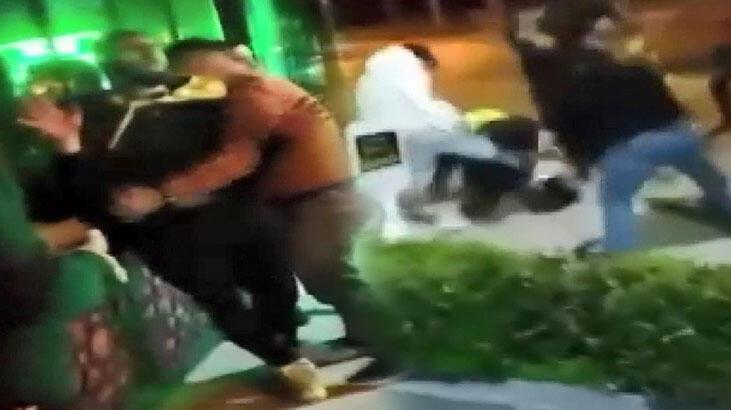 Taksici ile yolcu arasında görülmemiş kavga! 'Haksızsam bir daha dövün'