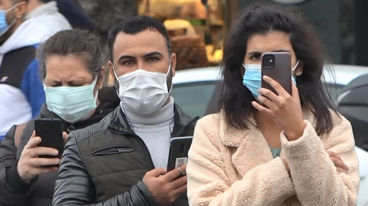 Taksim Camii duvarına çıktı, elindeki jiletle kendisine zarar vermeye başladı