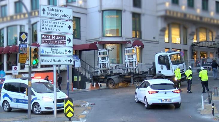 Taksim Meydanı'na çıkan yollar 1 Mayıs tedbirleri kapsamında kapatıldı