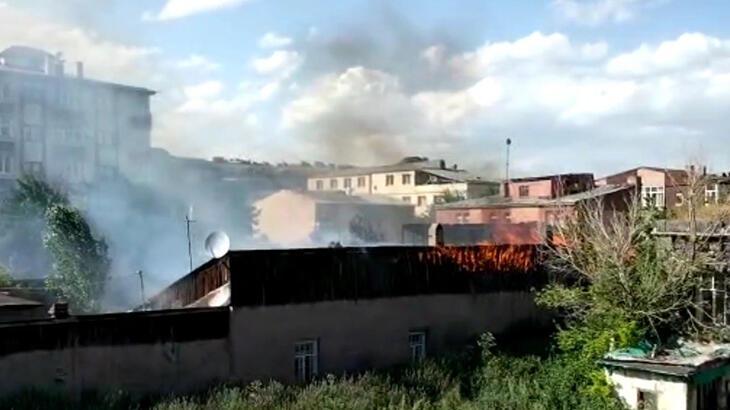 Tarihi binadaki yangın çevre evlere sıçradı