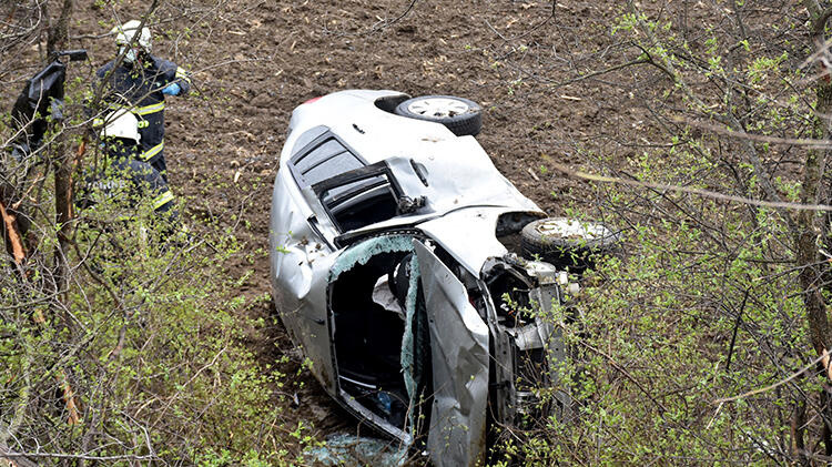 Tarlaya uçan otomobilde sıkıştı! Herkes seferber oldu