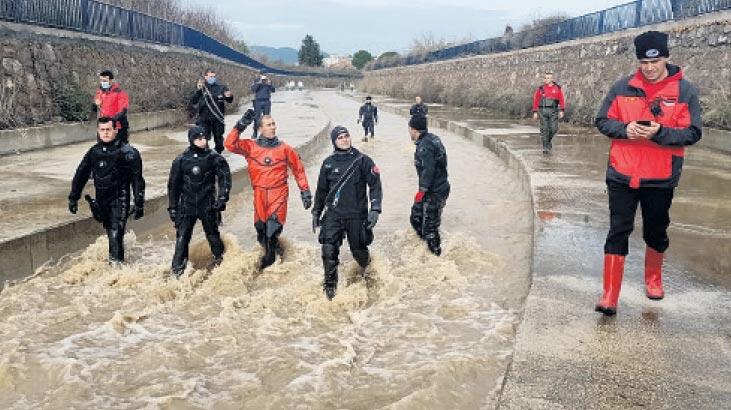 Taşan dereyi geçemediler