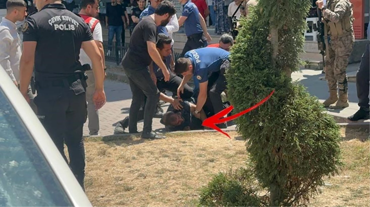 Tekel saldırganlarının sevk edildiği adliye önünde hareketli anlar! Polis hemen gözaltına aldı