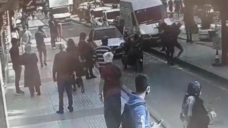 Tekerlekli sandalyedeki engelli ve arkadaşına ‘yolu kapattın’ dayağı