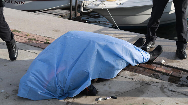 Tekneler arasında erkek cesedi bulundu!