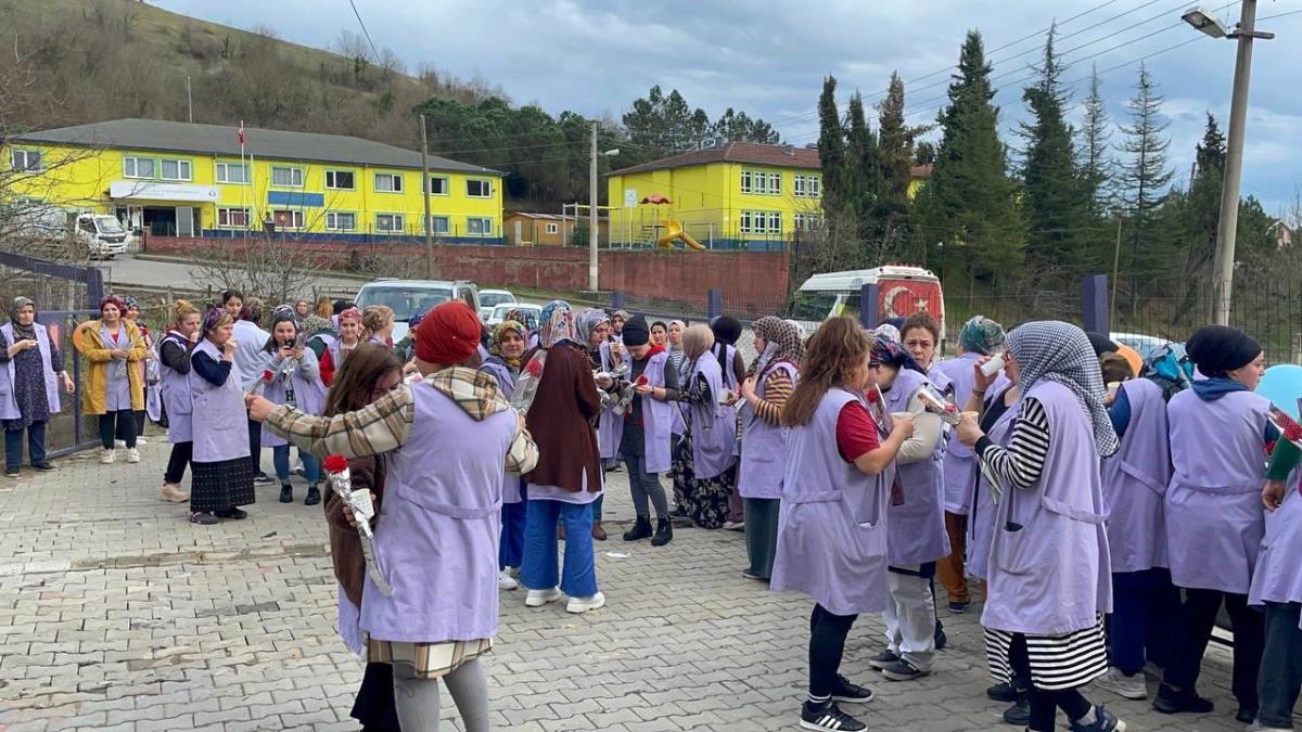 Tekstil çalışanları 'Kadınlar Gününü' oynayarak kutladı