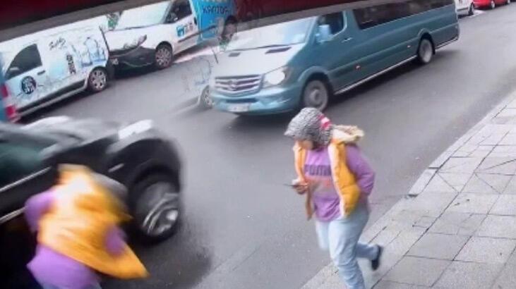 Telefonuna bakarken canından oluyordu! Yüzü kaldırıma vurdu