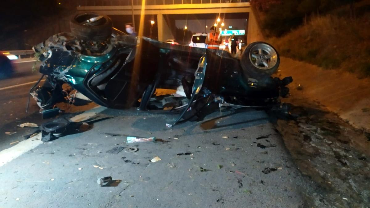 TEM Otoyolu'nda kontrolden çıkarak ağaçlık alana dalan otomobil takla attı: 1 yaralı