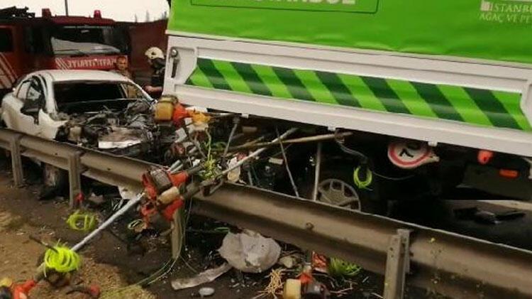 TEM'de otomobil İBB işçilerinin bulunduğu kamyonete çarptı: 8 yaralı