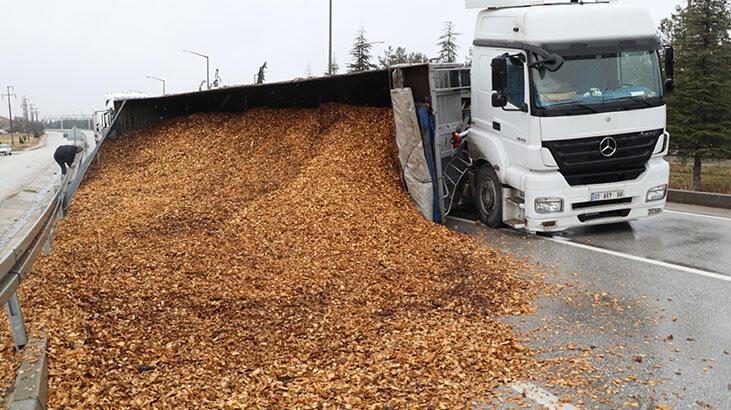 TIR devrildi  yol ulaşıma kapandı