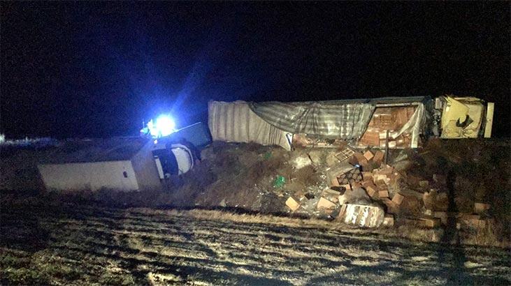 TIR, jandarma aracı ve otomobile çarptı