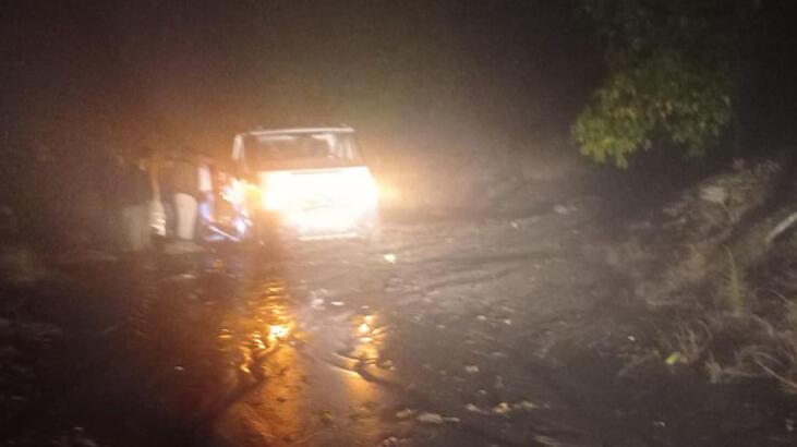Tire-İncirliova Karayolu'nda heyelan! Yol ulaşıma kapandı
