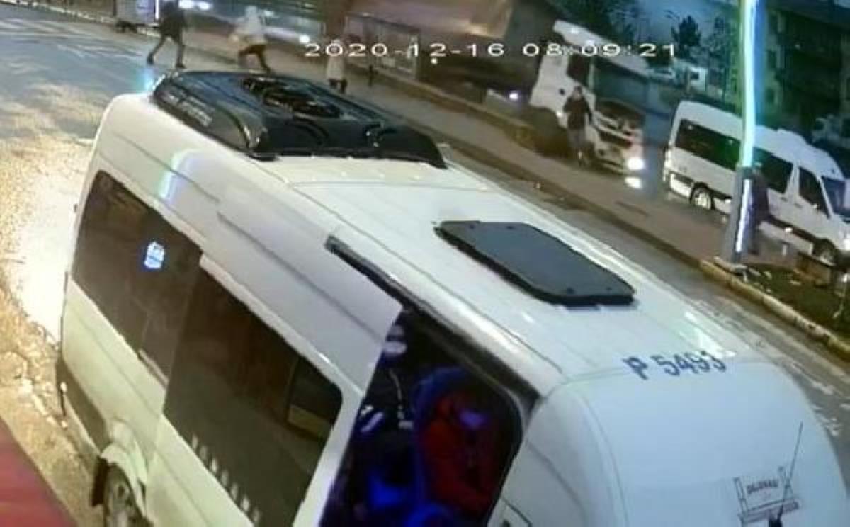 Tırın servis araçlarına ve durağa çarpma anı güvenlik kamerasına yansıdı