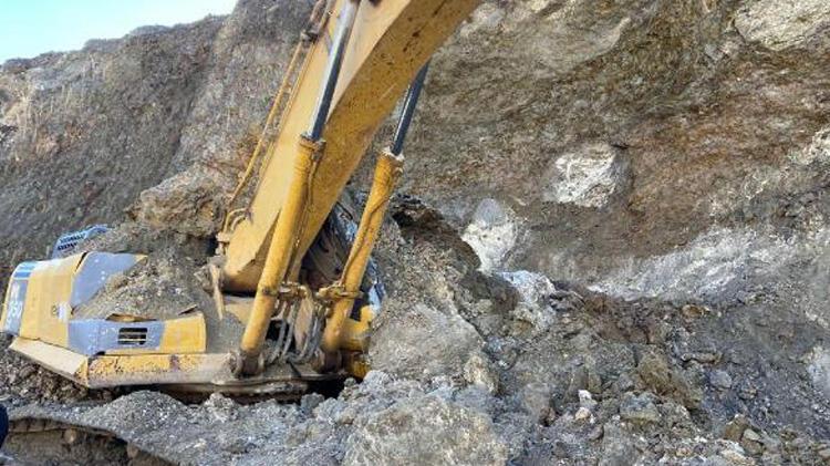 Toprak altında kalan iş makinesinin operatörü hayatını kaybetti