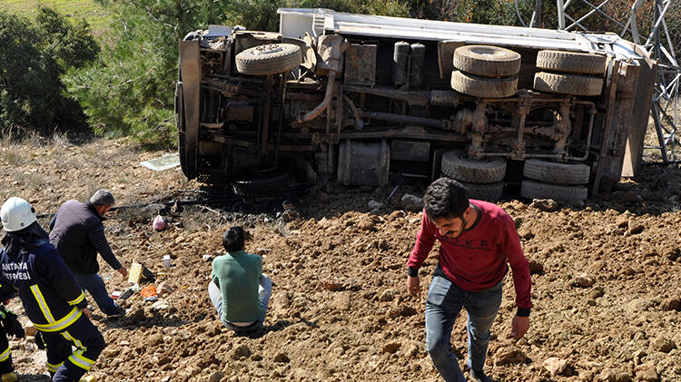 Toprak yol çöktü, hafriyat kamyonu şarampole devrildi!