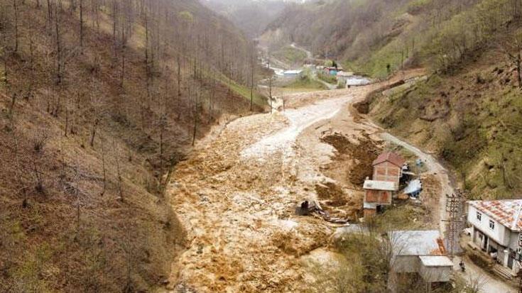 Trabzon’da 3 ev toprak altında kaldı