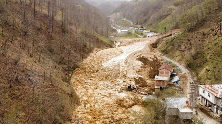 Trabzon’da heyelan! 3 ev toprak altında kaldı