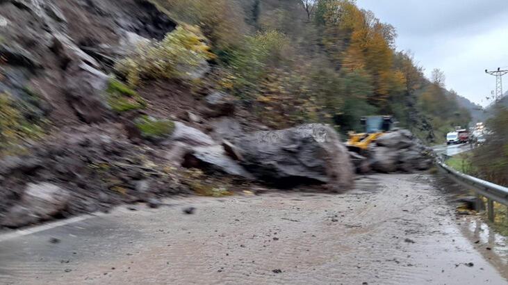 Trabzon’da heyelanda kapanan yol açıldı