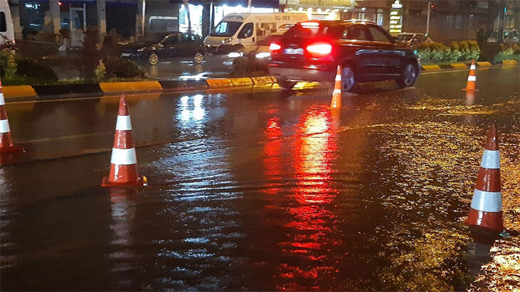 Trabzon'da sağanak yağış! Yollar göle döndü