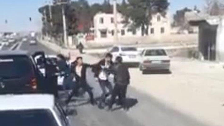 Trafikte yol verme kavgası kamerada