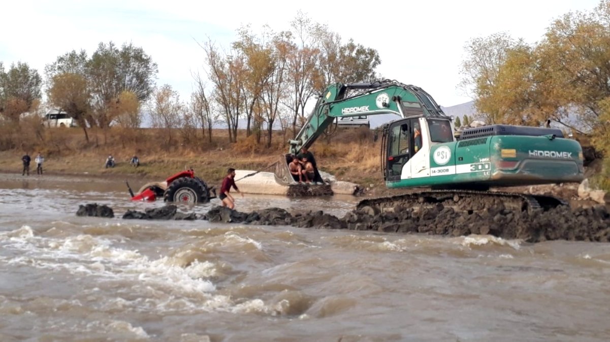 Traktör Karasuya gömüldü imdadına DSİ yetişti