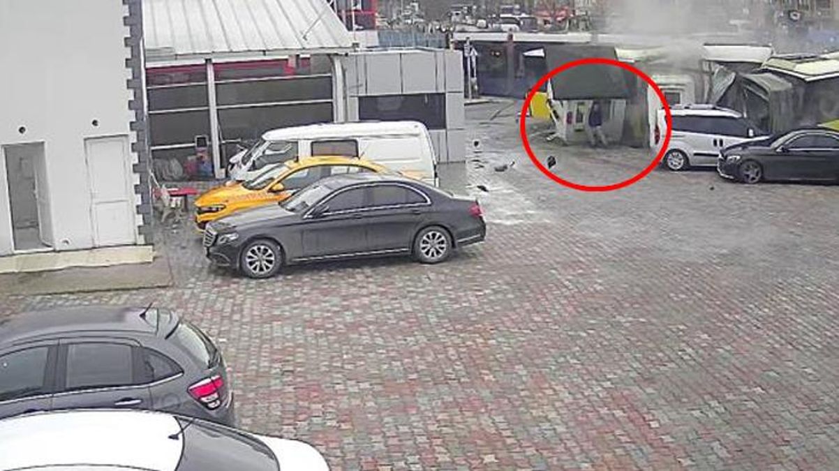 Tramvay kazasından inanılmaz kurtuluş! Üzerine yıkılan kulübenin altından böyle çıktı