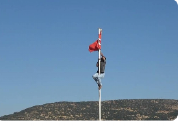 Türk bayrağını düzeltmek için direğe tırmandı