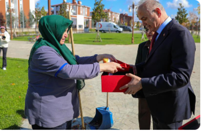 Türk bayrağını yere düşürmemek için gösterdiği duyarlılık yürekleri ısıttı