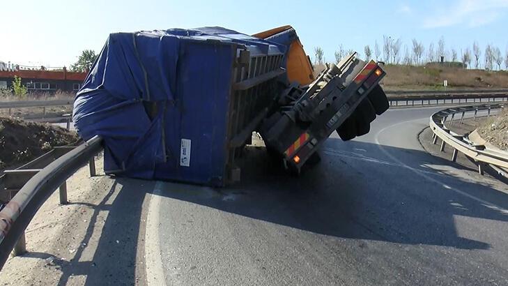 Tuzla'da 5 ton yük taşıyan TIR virajı alamayınca devrildi