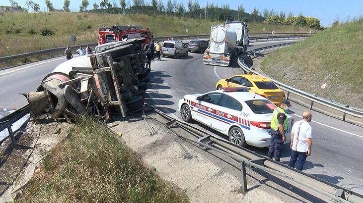 Tuzla'da virajı alamayan beton mikseri devrildi
