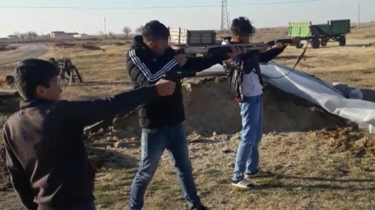 Üç çocuğuna tüfek ve silahla atış talimi yaptırdı!