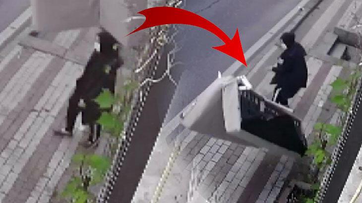 Üçüncü kattan üstüne düşen kanepeden son anda kurtuldu