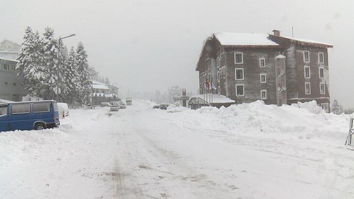 Uludağ'da kar kalınlığı 30 santime ulaştı; zincirsiz araç geçişine izin yok