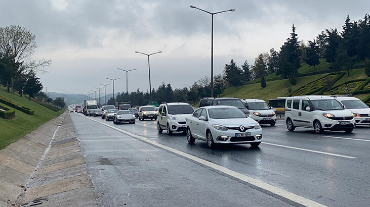 Ümraniye TEM'de trafiği kilitleyen kaza
