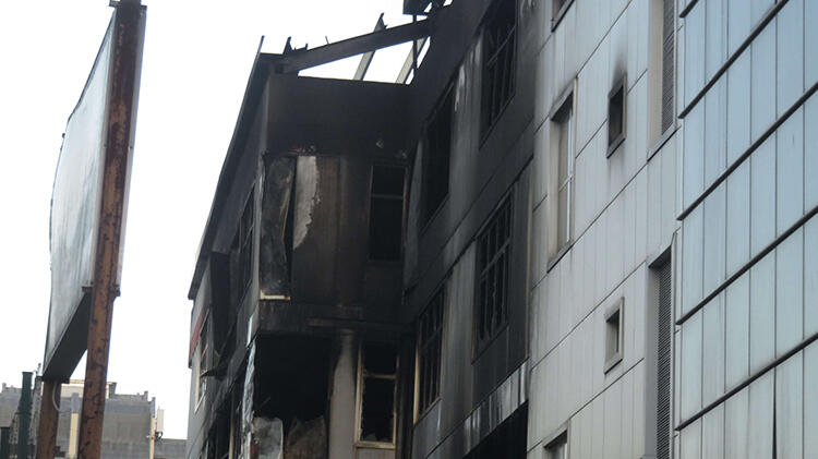 Ümraniye'de çıkan fabrika yangını 8 saat sonra söndürüldü!