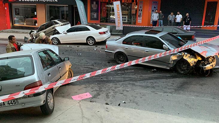 Ümraniye'de kazanın ardından park halindeki otomobiller yer değiştirdi