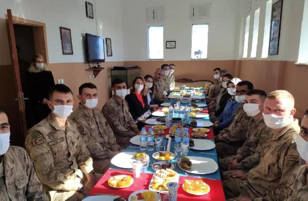 Üs bölgesindeki askerlere 'anne yemeği'
