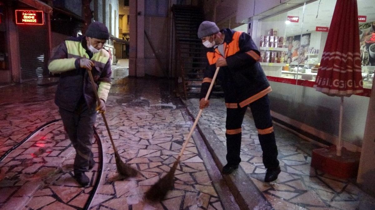 Uşak sokakları boş kaldı