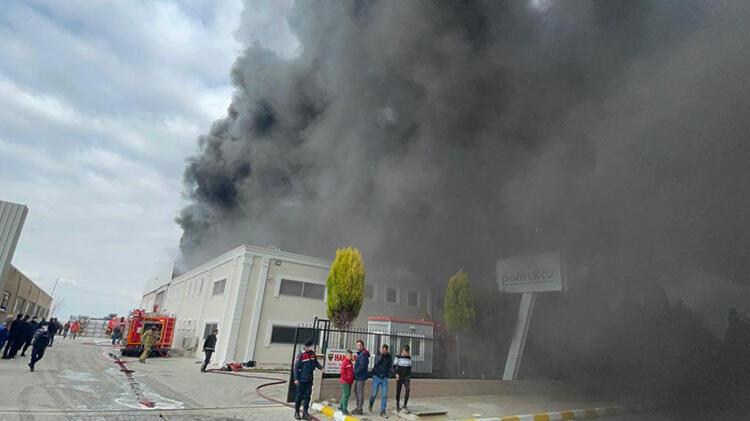 Uşak'ta tekstil fabrikasında çıkan yangına müdahale ediliyor