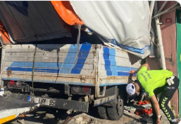 Üsküdar’da kamyonet ganyan bayisine girdi