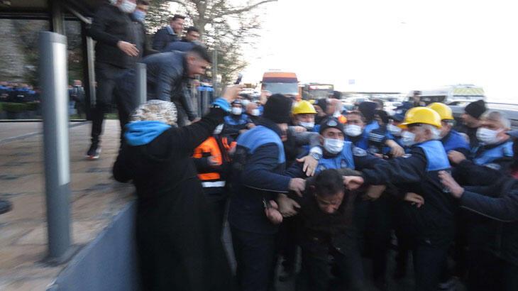 Üsküdar'da olaylı yıkım: Zabıta ve çalışanlar birbirine girdi
