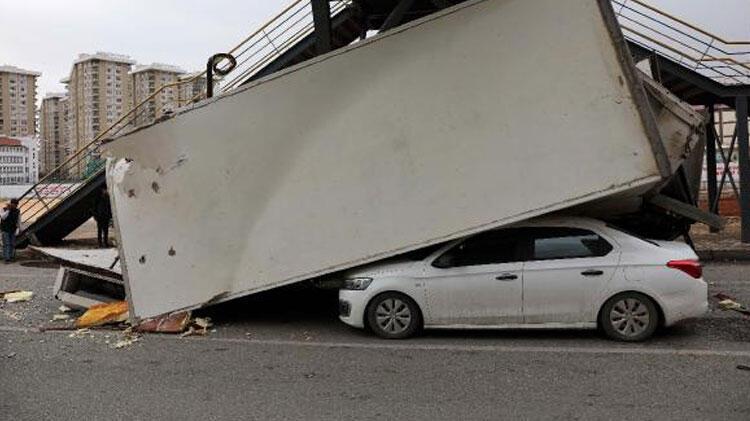 Üst geçide çarpan TIR’ın dorsesi otomobilin üzerine devrildi