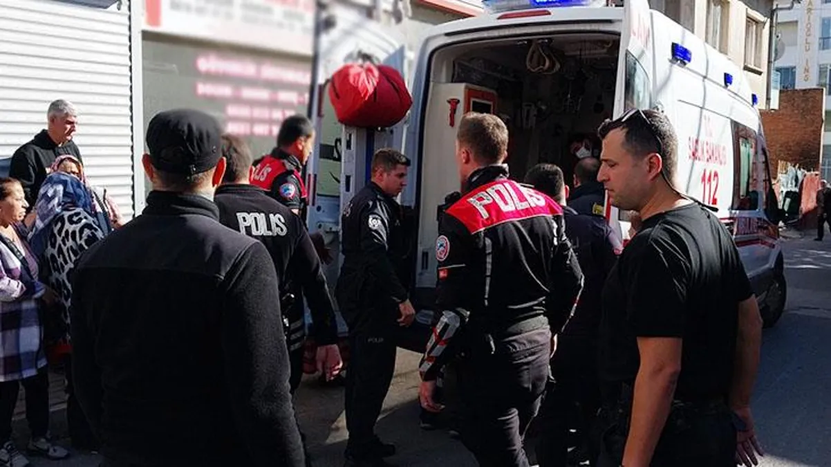 Uzaklaştırma kararı bulunan adam karısını öldürdü, evdeki kızları camdan aşağı atladı